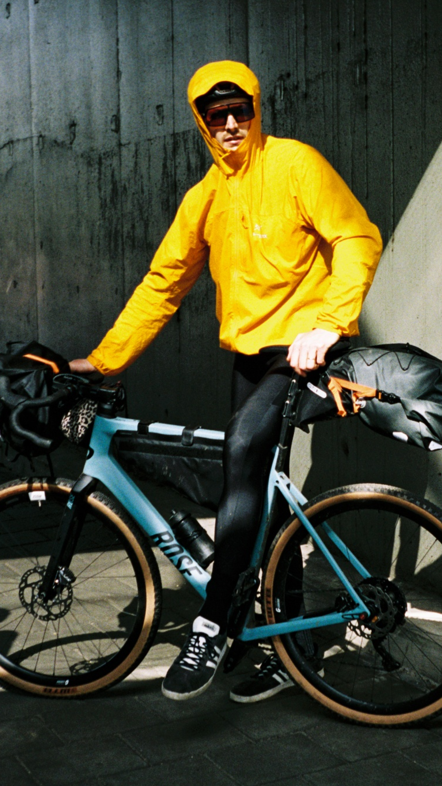 BACKROAD Dare to explore. Carbon Gravel Bike