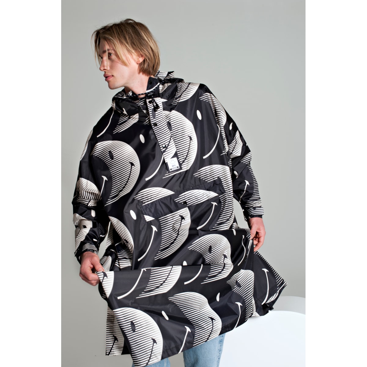 Artikel klicken und genauer betrachten! - Verbreitet gute Laune: Der SMILEY PONCHO Regenponcho von RAINKISS zaubert dir und deinen Begegnungen an Regentagen ein Lächeln ins Gesicht  Unter der großen Kapuze des Ponchos kannst du dich vor dem Regen verstecken...   weitere Infos im ROSE Bikes Online-Shop! | im Online Shop kaufen