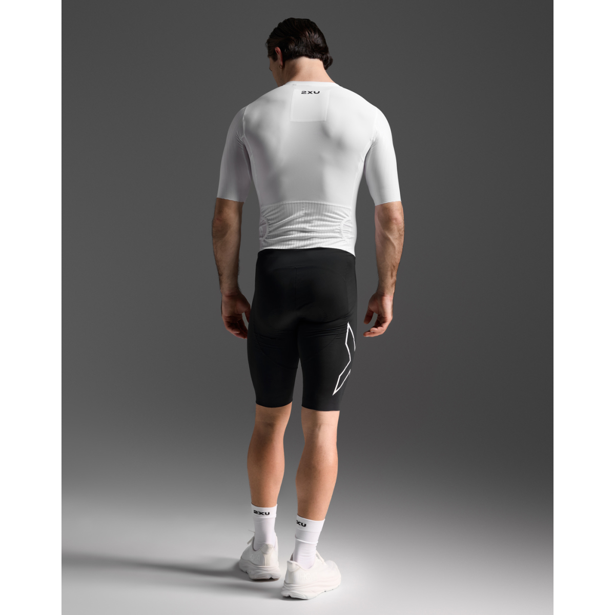 Artikel klicken und genauer betrachten! - Der Light Speed React Sleeved Trisuit für Herren von 2XU nutzt die Erkenntnisse aus Tests und Recherchen rund um die Skinsuits der Tour de France und bietet dir dank SBR-Technologien eine außergewöhnliche Aerodynamik...   weitere Infos im ROSE Bikes Online-Shop! | im Online Shop kaufen