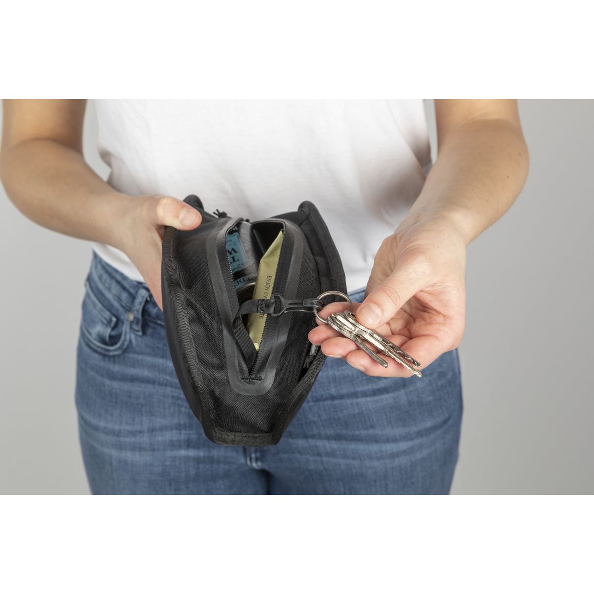 Sacoche vélo TWIST essential bag incl. support de cadre bike base