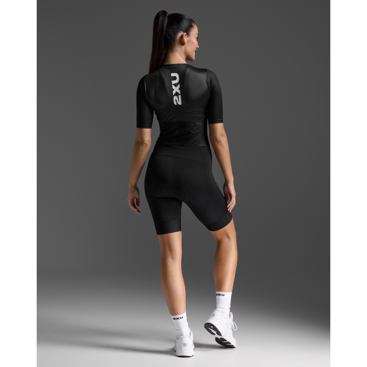 Artikel klicken und genauer betrachten! - Mit dem Aero Hex Sleeved Trisuit für Damen von 2XU nimmst du Kurs auf das Podest...   weitere Infos im ROSE Bikes Online-Shop! | im Online Shop kaufen