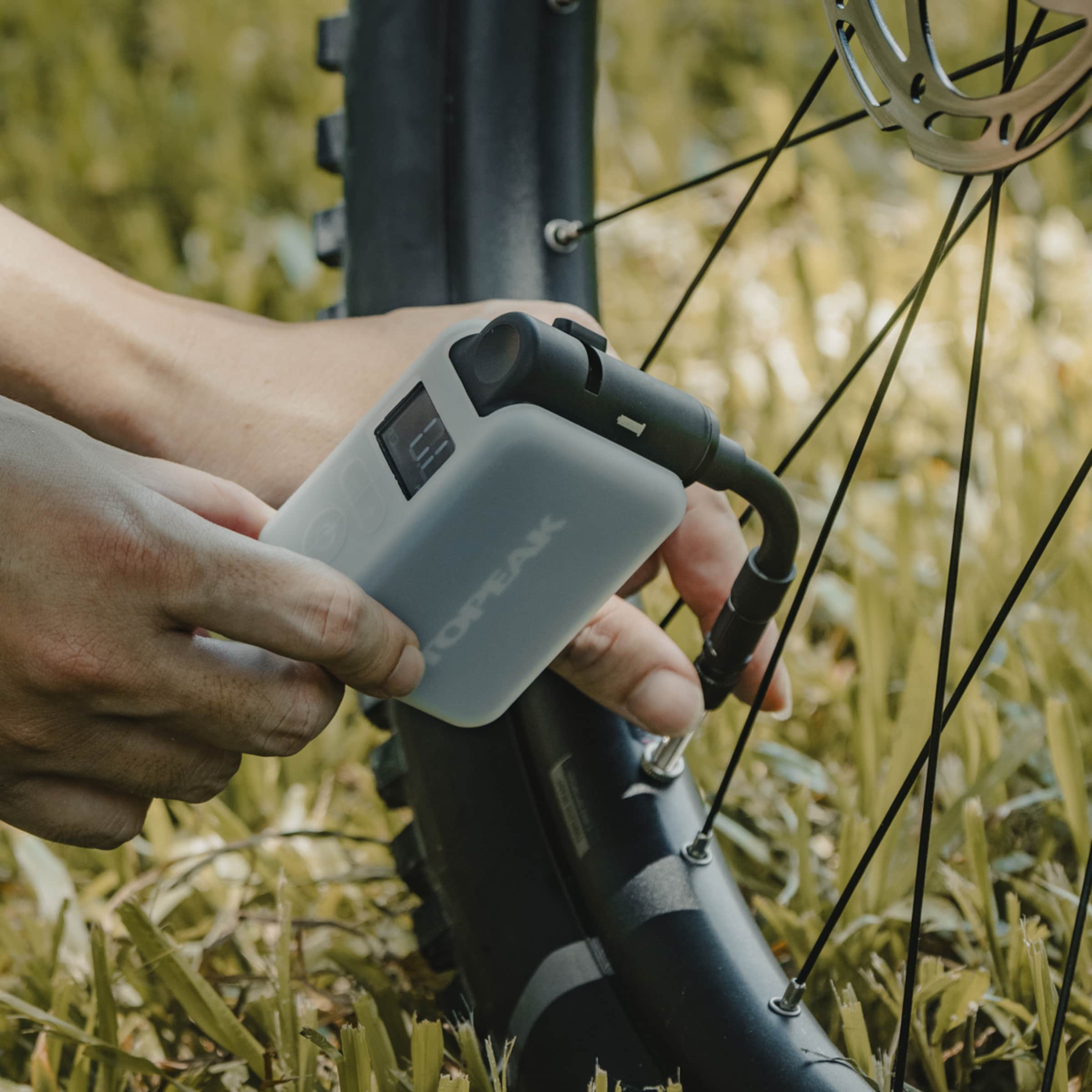Topeak E-Booster Digital elektrische Fahrradpumpe jetzt kaufen | ROSE Bikes