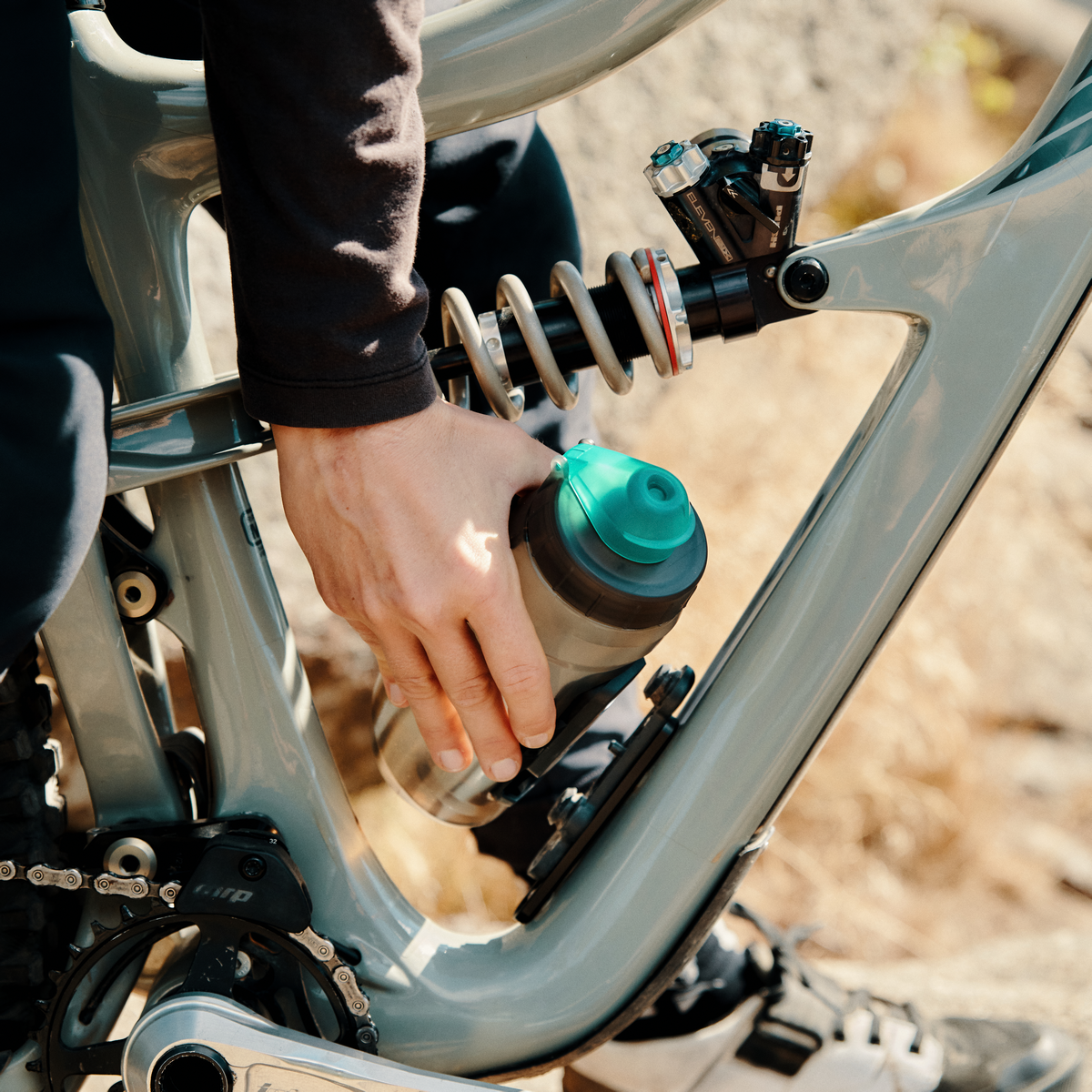 TWIST bottle 590 ml antibacterial Drinking Bottle incl. bike base Bottle Cage