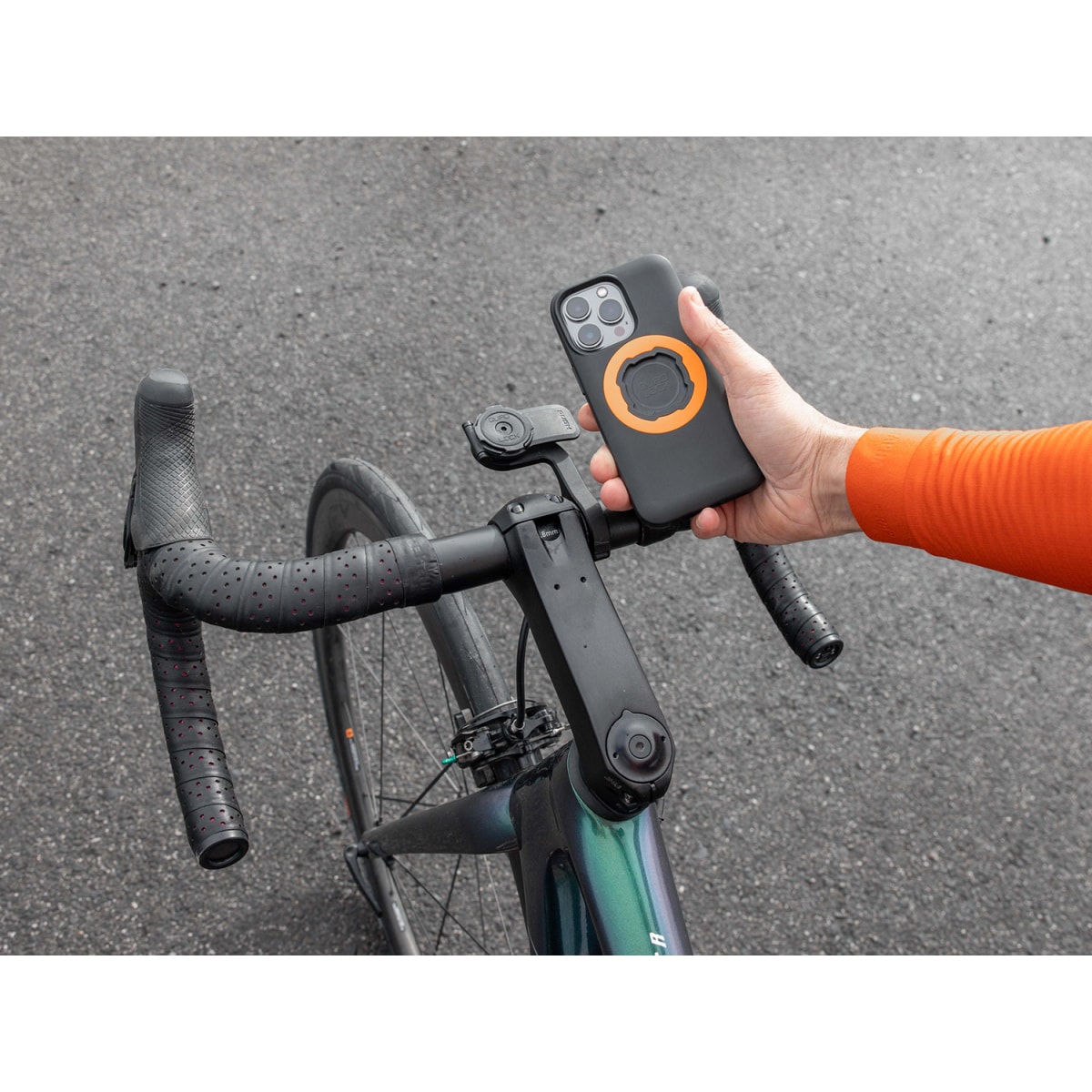 Artikel klicken und genauer betrachten! - Mit der Quad Lock Out-Front Halterung PRO sitzt dein Smartphone sicher, stabil und jederzeit griffbereit am Lenker mittig vor dem Vorbau...   weitere Infos im ROSE Bikes Online-Shop! | im Online Shop kaufen