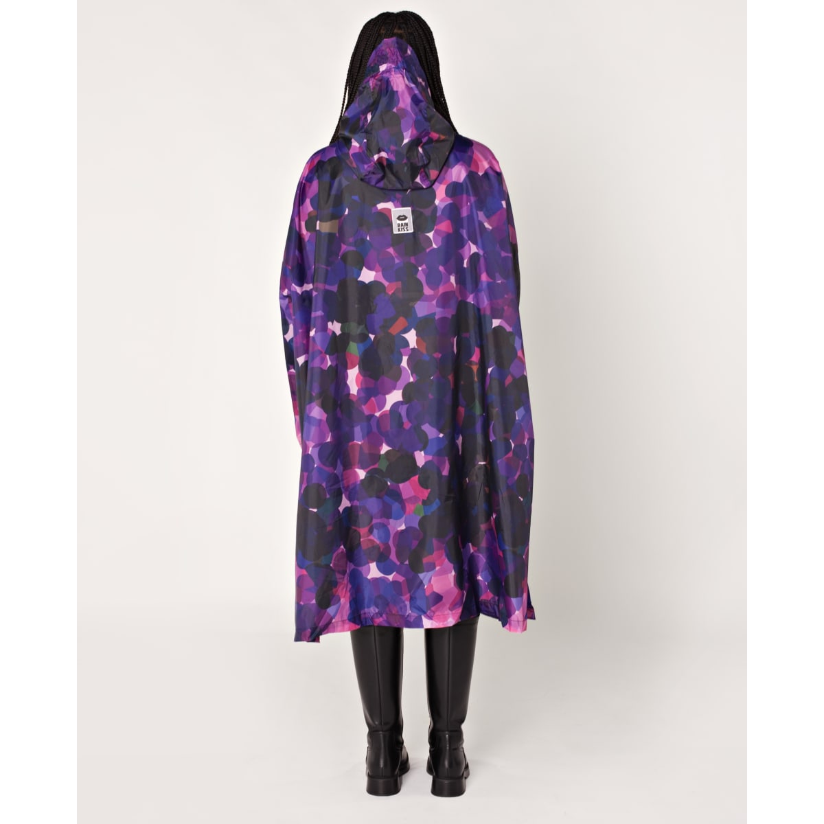 Artikel klicken und genauer betrachten! - Der bunte RAIN PONCHO Regenponcho von RAINKISS sorgt dank der aufmunternden, stylischen und schönen Designs selbst an nassen Regentagen für gute Laune  Das recycelte Material bietet dir dank einer Wassersäule von 7...   weitere Infos im ROSE Bikes Online-Shop! | im Online Shop kaufen